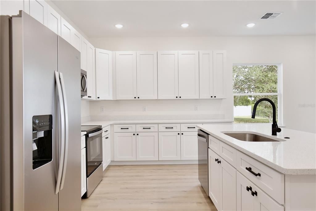 Activo con contrato: $404,900 (5 camas, 3 baños, 2200 Pies cuadrados)