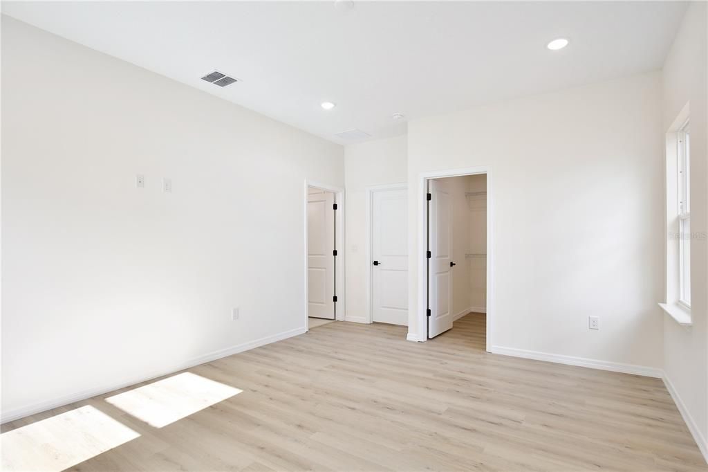 Activo con contrato: $404,900 (5 camas, 3 baños, 2200 Pies cuadrados)
