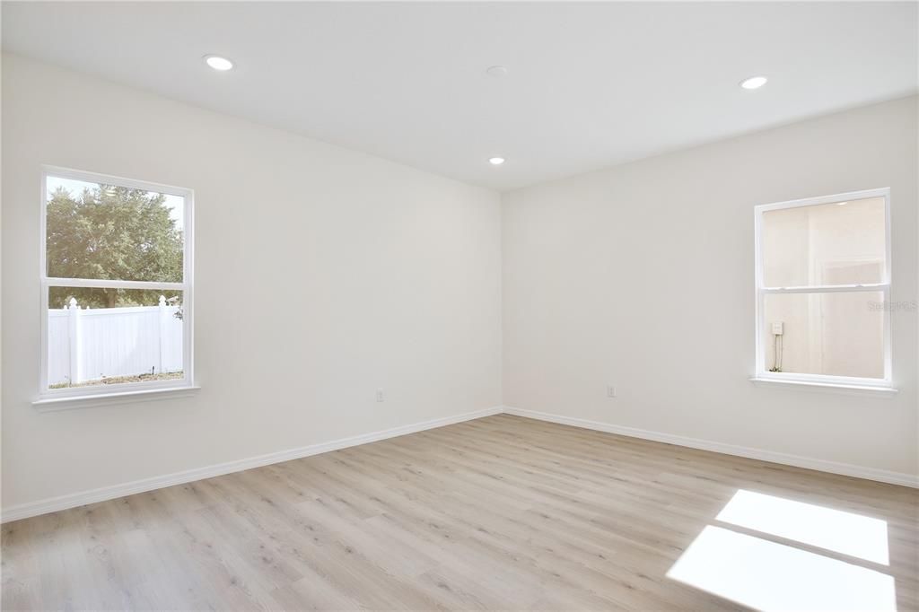 Activo con contrato: $404,900 (5 camas, 3 baños, 2200 Pies cuadrados)