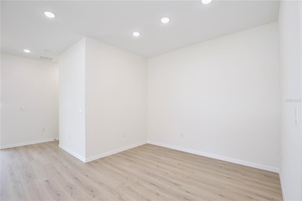 Activo con contrato: $404,900 (5 camas, 3 baños, 2200 Pies cuadrados)