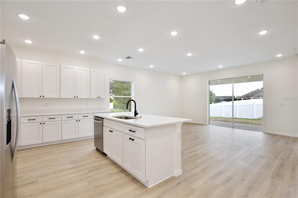 Activo con contrato: $404,900 (5 camas, 3 baños, 2200 Pies cuadrados)