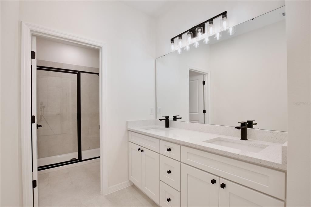 Activo con contrato: $404,900 (5 camas, 3 baños, 2200 Pies cuadrados)