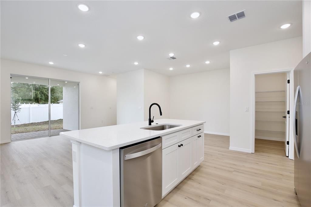 Activo con contrato: $404,900 (5 camas, 3 baños, 2200 Pies cuadrados)