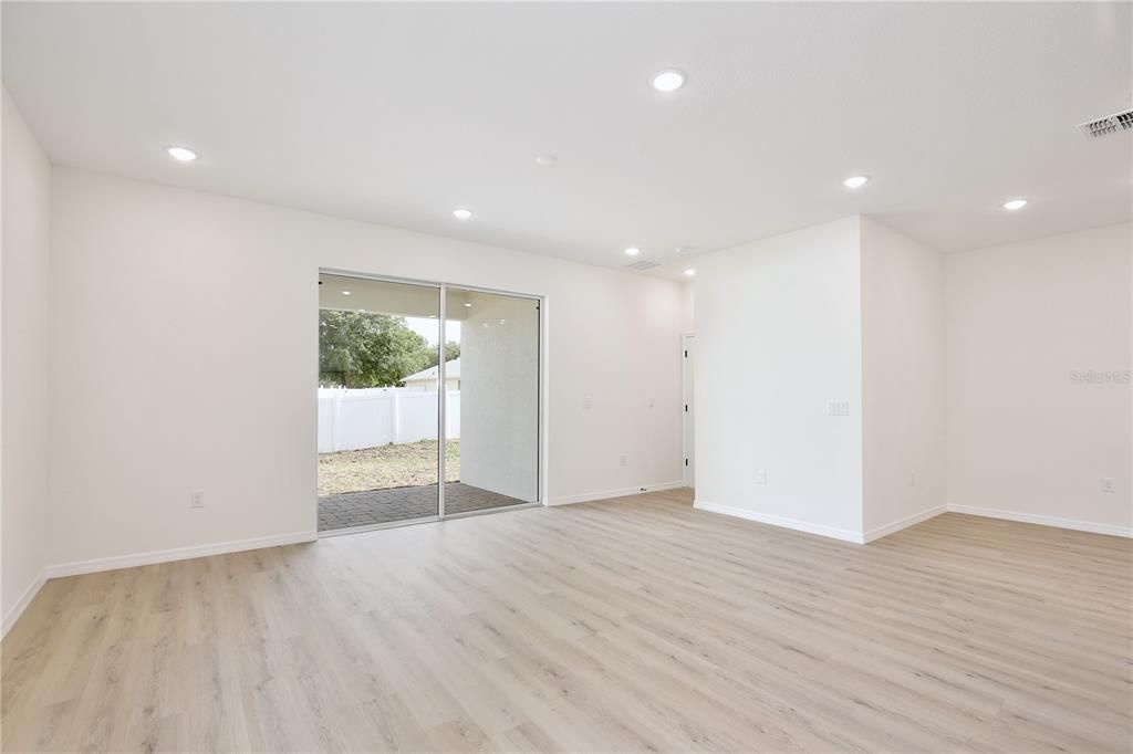 Activo con contrato: $404,900 (5 camas, 3 baños, 2200 Pies cuadrados)