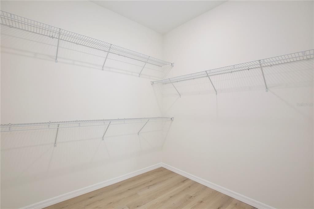Activo con contrato: $404,900 (5 camas, 3 baños, 2200 Pies cuadrados)