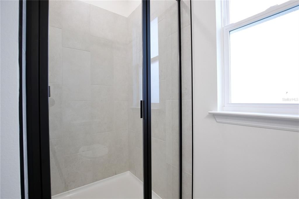 Activo con contrato: $404,900 (5 camas, 3 baños, 2200 Pies cuadrados)