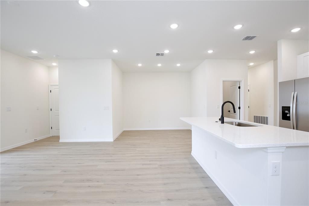 Activo con contrato: $404,900 (5 camas, 3 baños, 2200 Pies cuadrados)