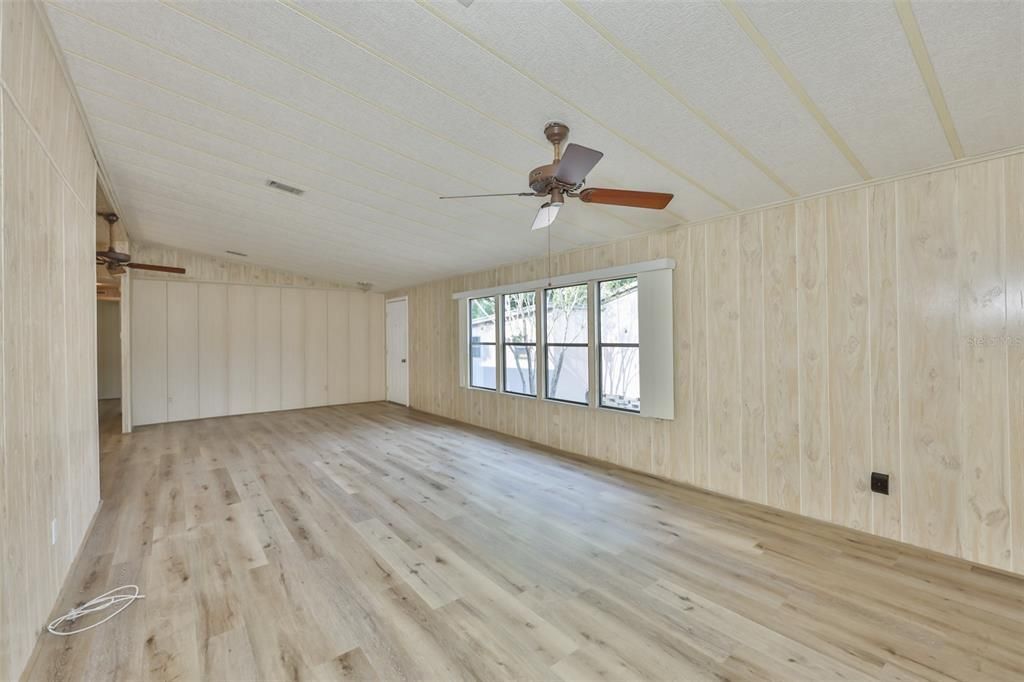 Active With Contract: $179,000 (3 beds, 2 baths, 1560 Square Feet)