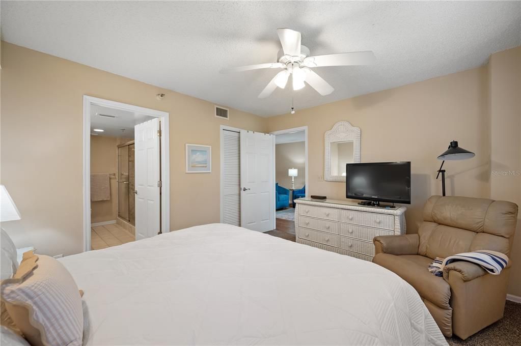 For Sale: $159,900 (2 beds, 2 baths, 978 Square Feet)