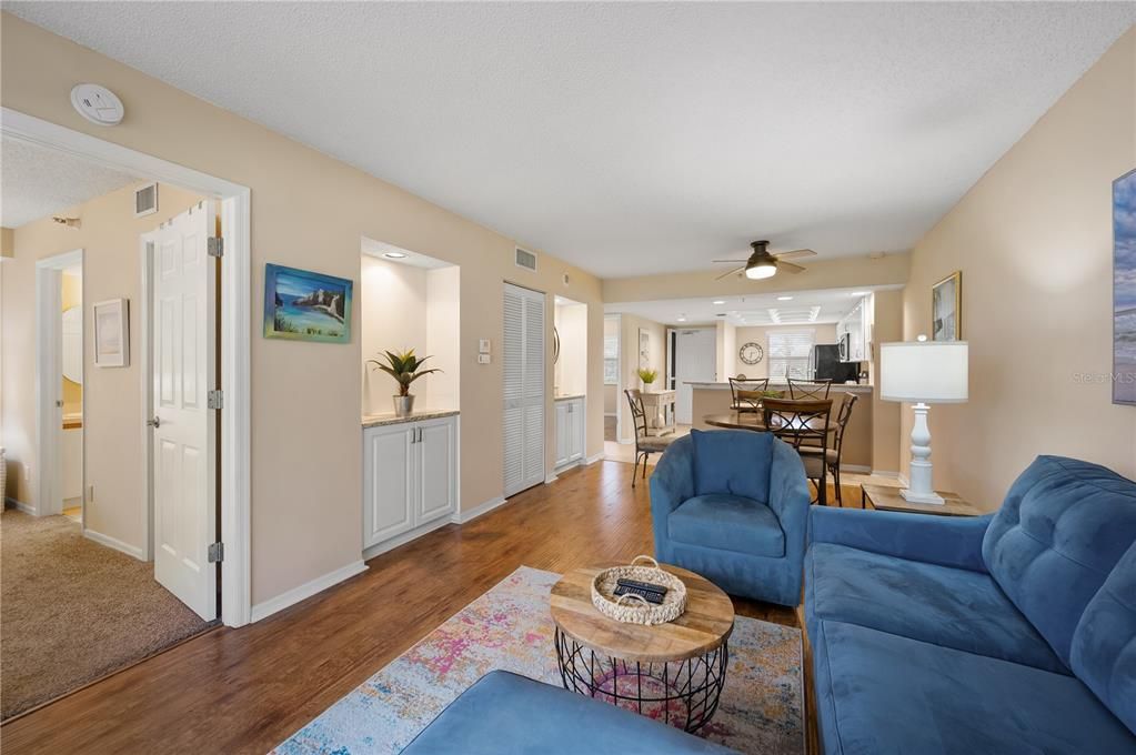 For Sale: $159,900 (2 beds, 2 baths, 978 Square Feet)