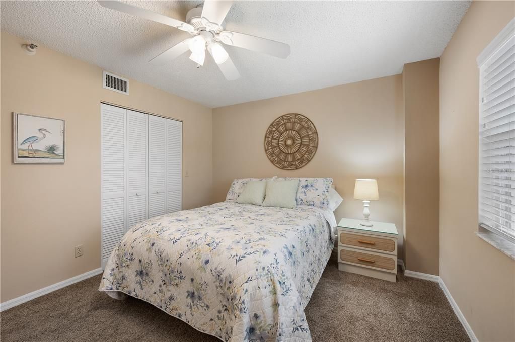 For Sale: $159,900 (2 beds, 2 baths, 978 Square Feet)