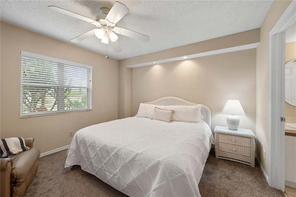 For Sale: $159,900 (2 beds, 2 baths, 978 Square Feet)