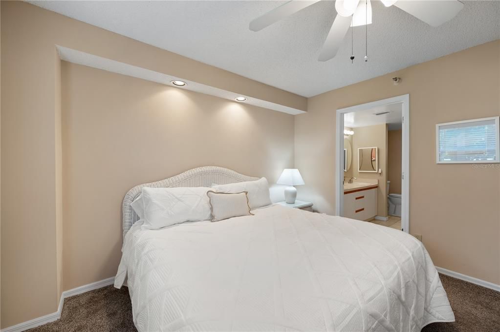 For Sale: $159,900 (2 beds, 2 baths, 978 Square Feet)