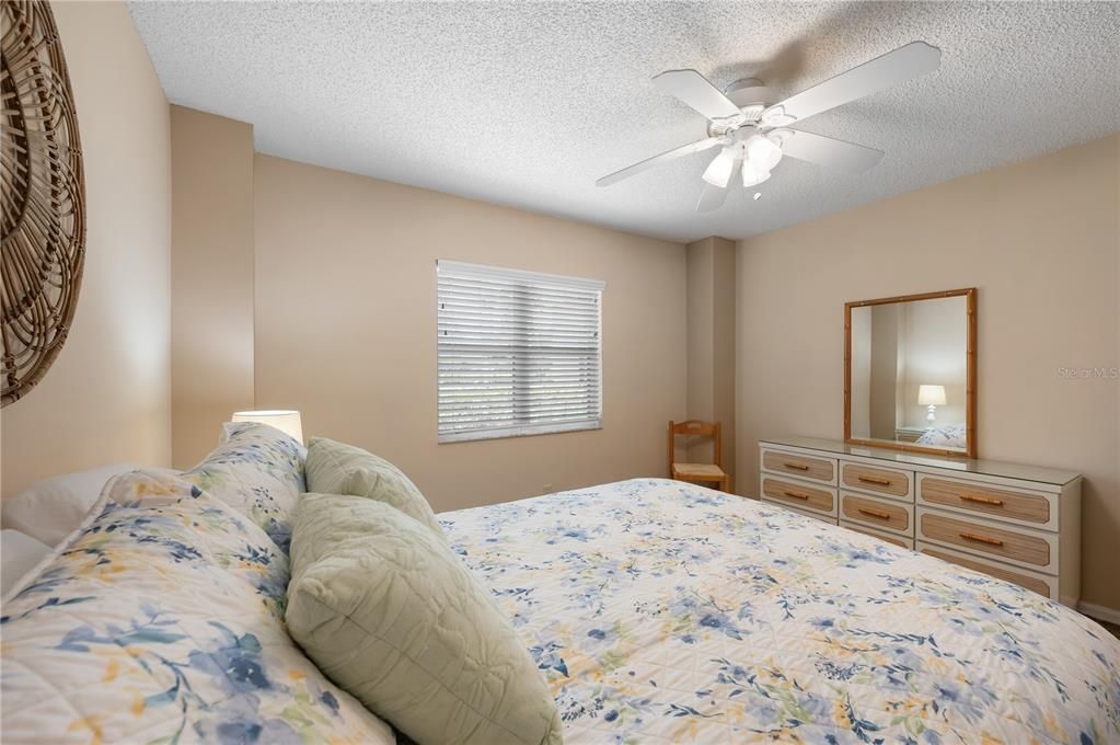 For Sale: $159,900 (2 beds, 2 baths, 978 Square Feet)