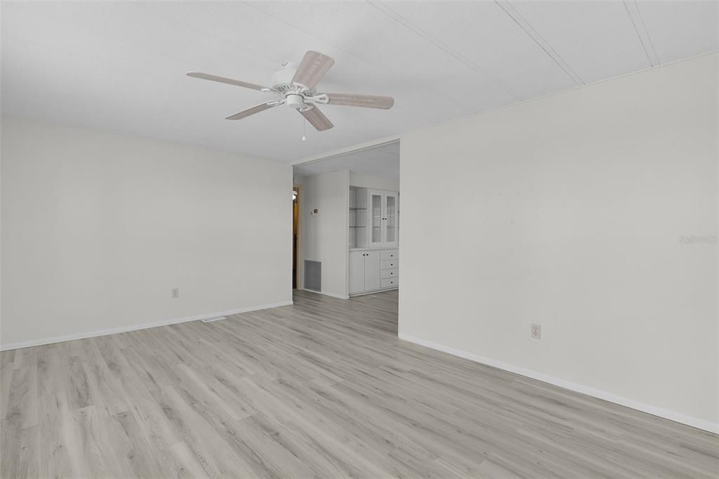 Activo con contrato: $115,000 (2 camas, 2 baños, 828 Pies cuadrados)