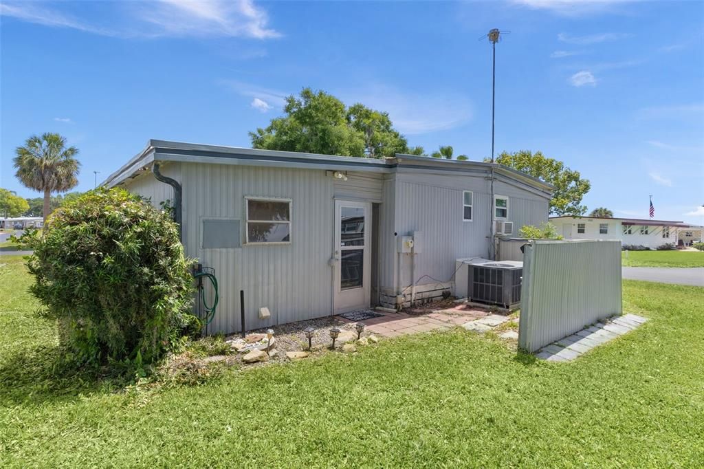 Activo con contrato: $115,000 (2 camas, 2 baños, 828 Pies cuadrados)