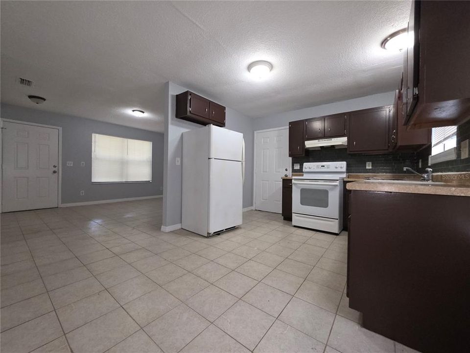For Rent: $1,200 (3 beds, 2 baths, 960 Square Feet)