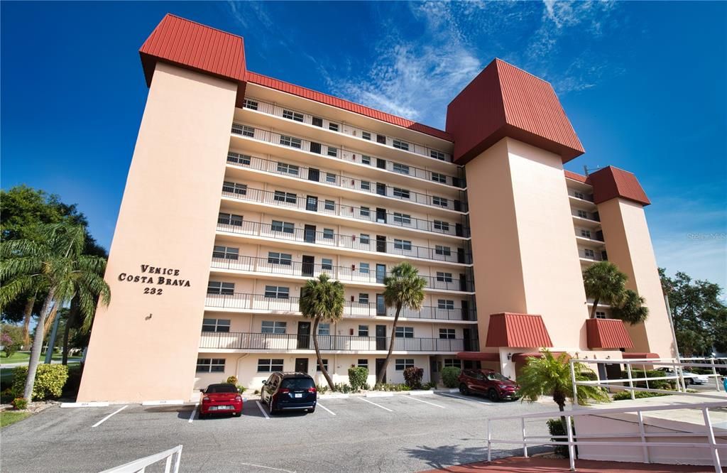 For Rent: $1,750 (2 beds, 2 baths, 900 Square Feet)