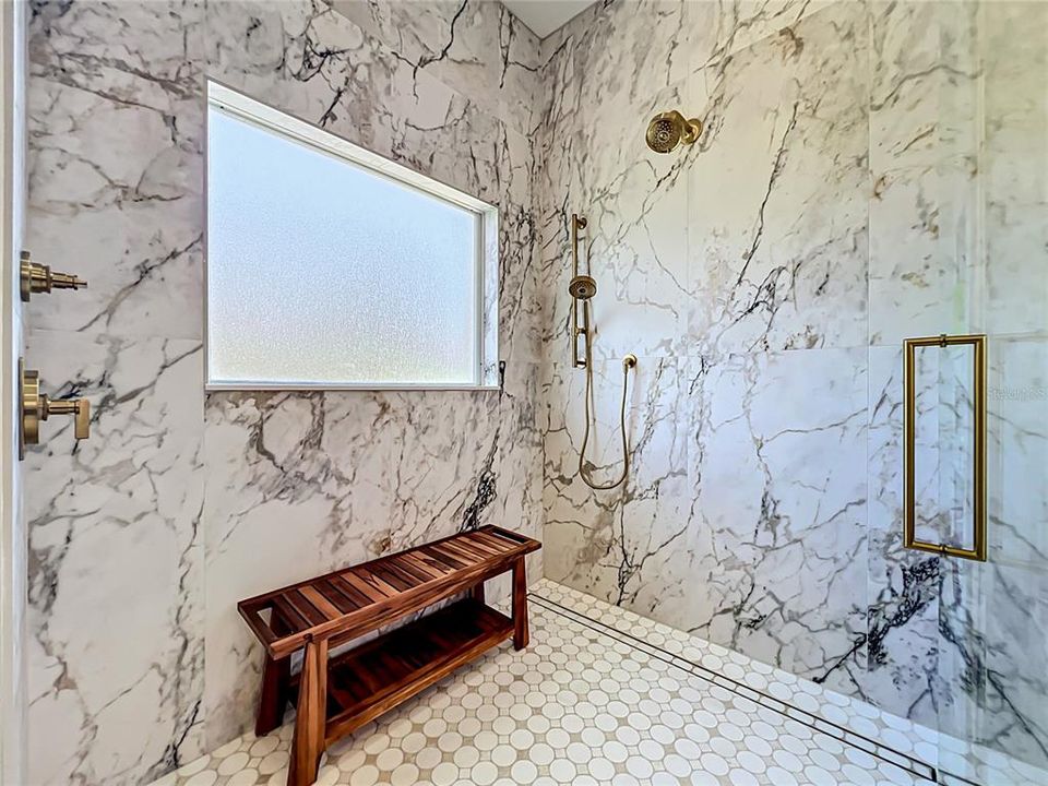 Activo con contrato: $824,000 (4 camas, 3 baños, 3040 Pies cuadrados)