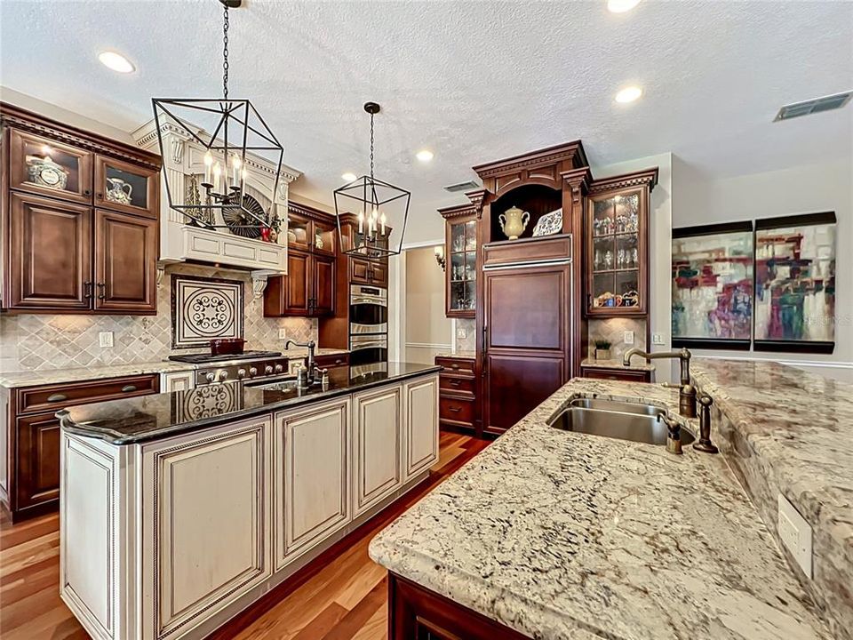 Activo con contrato: $824,000 (4 camas, 3 baños, 3040 Pies cuadrados)