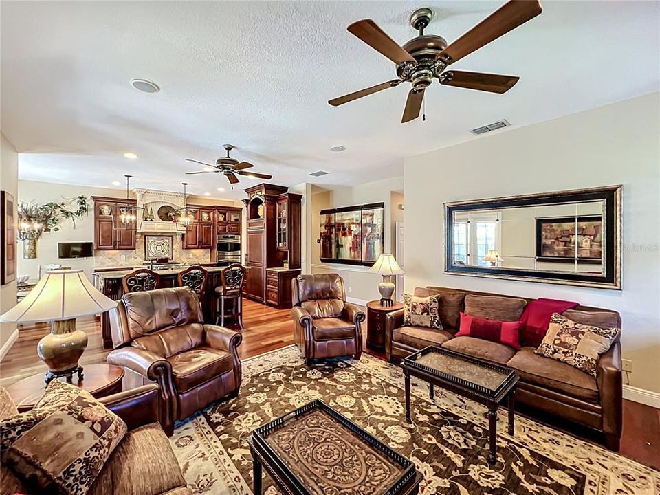 Activo con contrato: $824,000 (4 camas, 3 baños, 3040 Pies cuadrados)