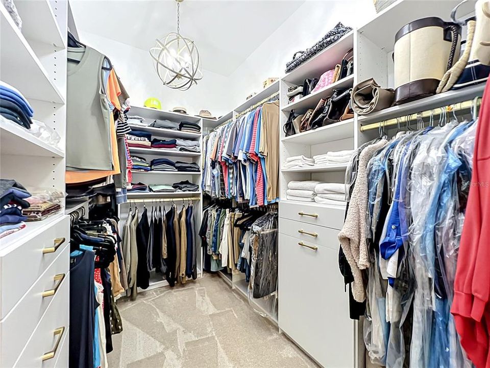 Activo con contrato: $824,000 (4 camas, 3 baños, 3040 Pies cuadrados)