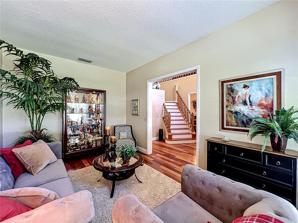 Activo con contrato: $824,000 (4 camas, 3 baños, 3040 Pies cuadrados)