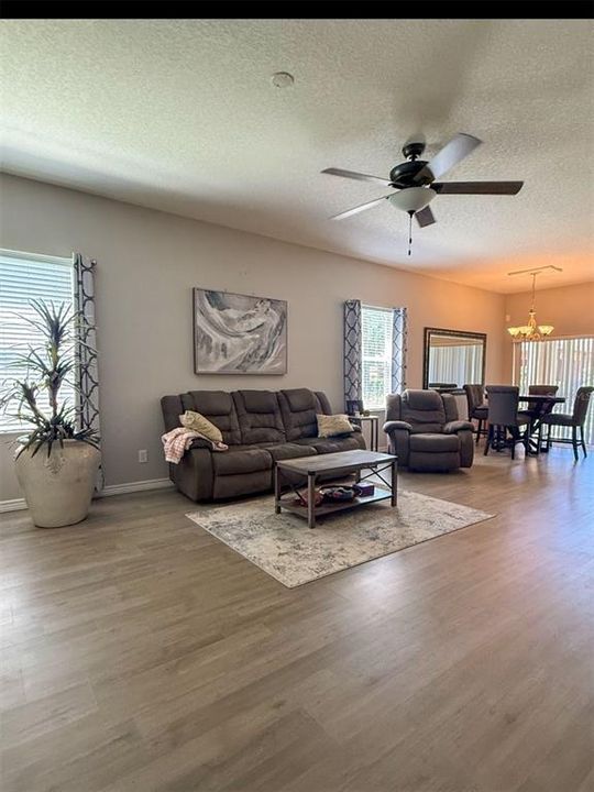 Activo con contrato: $285,000 (3 camas, 2 baños, 1768 Pies cuadrados)