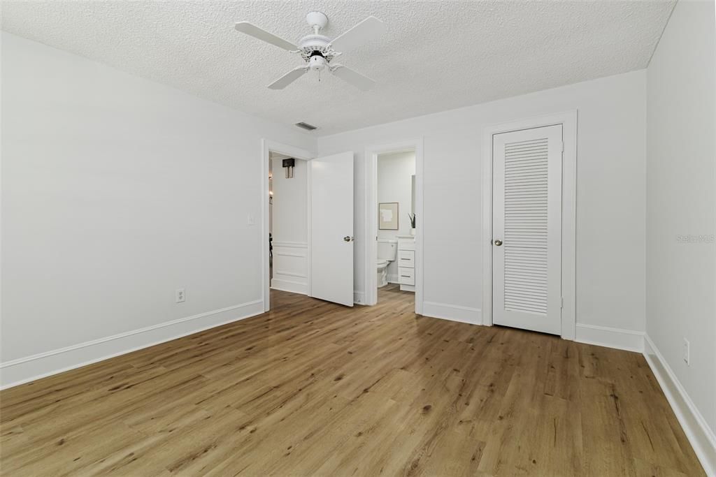 Active With Contract: $234,900 (2 beds, 2 baths, 1300 Square Feet)