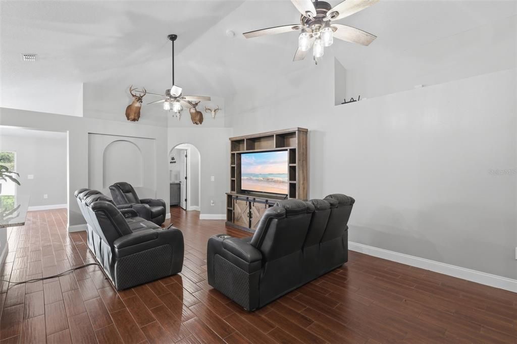 Activo con contrato: $420,000 (4 camas, 2 baños, 2021 Pies cuadrados)