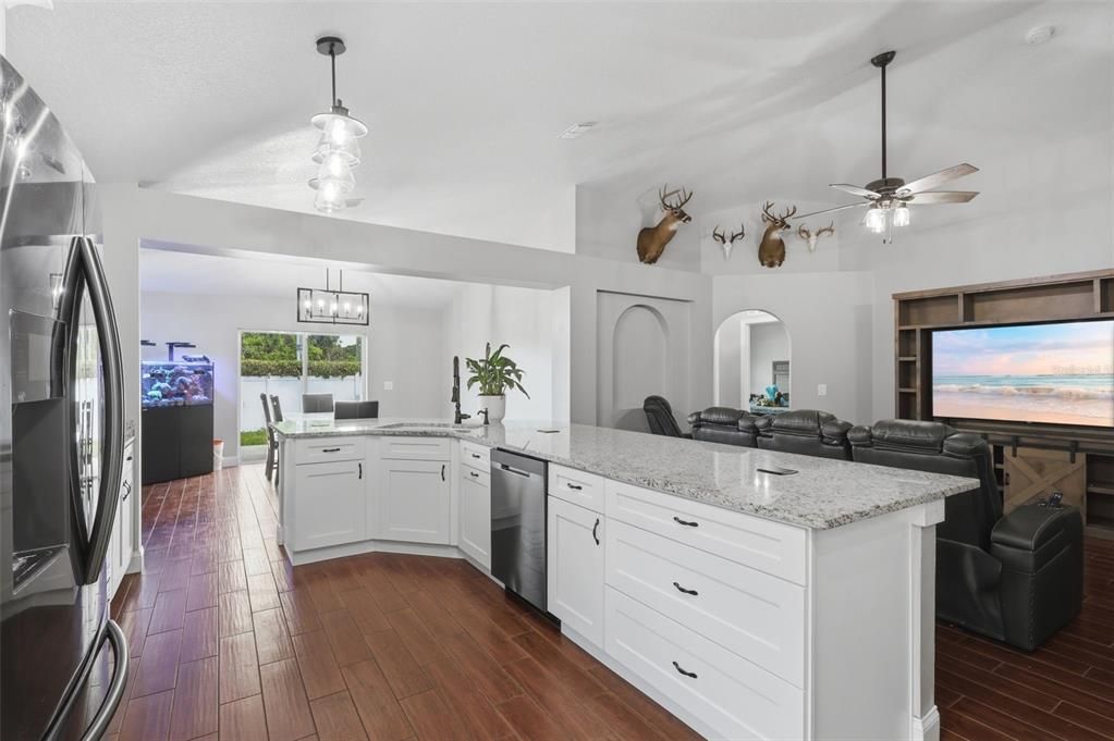 Activo con contrato: $420,000 (4 camas, 2 baños, 2021 Pies cuadrados)
