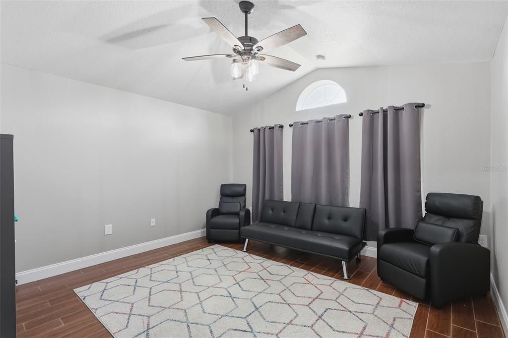 Activo con contrato: $420,000 (4 camas, 2 baños, 2021 Pies cuadrados)