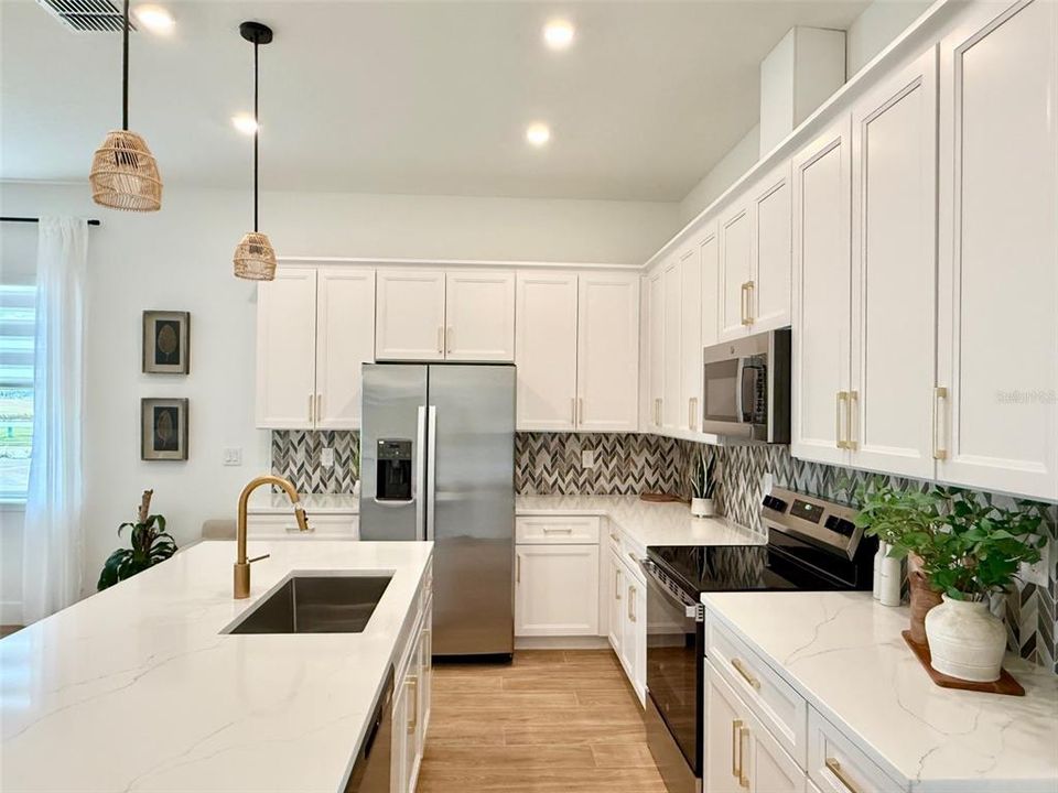 For Rent: $2,650 (3 beds, 2 baths, 2004 Square Feet)