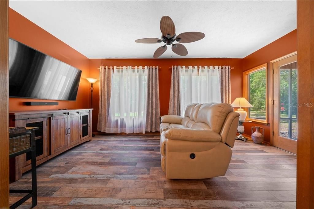 На продажу: $339,900 (3 спален, 2 ванн, 2466 Квадратных фут)