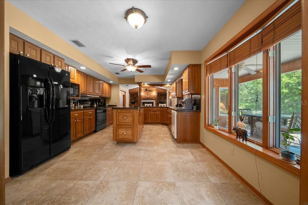 На продажу: $339,900 (3 спален, 2 ванн, 2466 Квадратных фут)