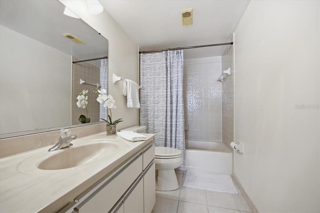 For Sale: $299,000 (2 beds, 2 baths, 1275 Square Feet)