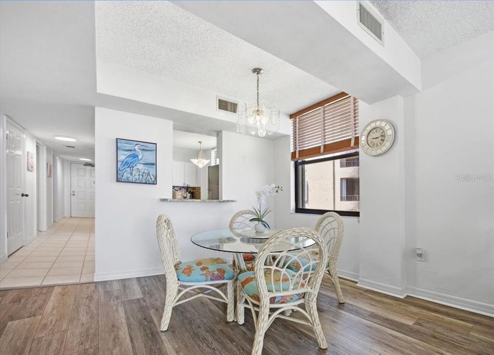 For Sale: $299,000 (2 beds, 2 baths, 1275 Square Feet)