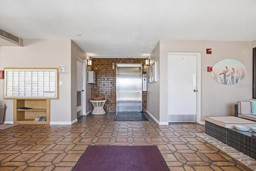 For Sale: $299,000 (2 beds, 2 baths, 1275 Square Feet)