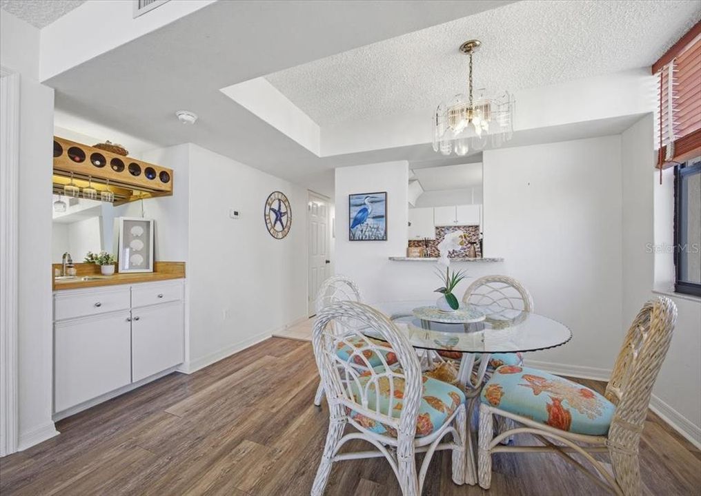 For Sale: $299,000 (2 beds, 2 baths, 1275 Square Feet)
