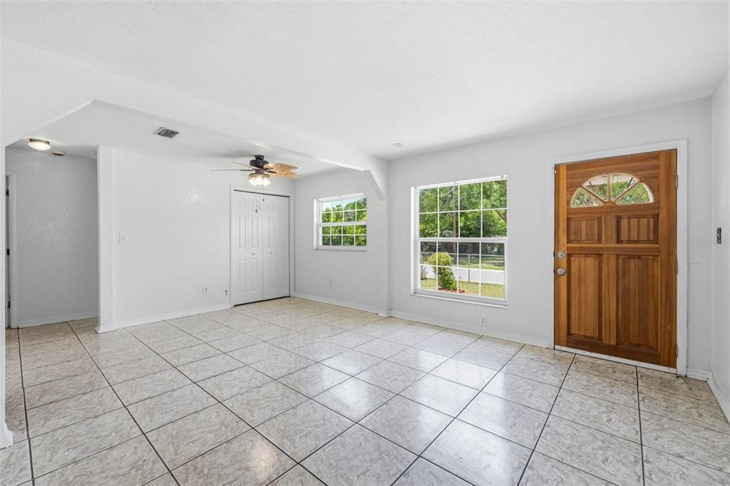 Active With Contract: $249,900 (2 beds, 1 baths, 816 Square Feet)