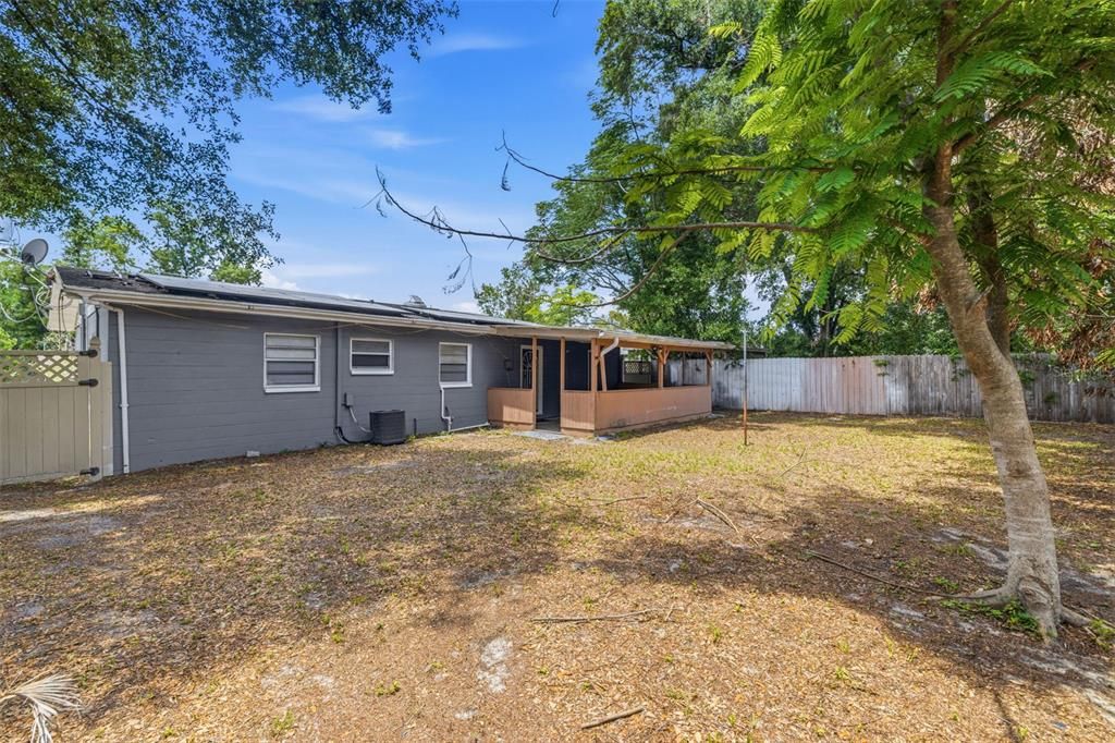 Active With Contract: $249,900 (2 beds, 1 baths, 816 Square Feet)