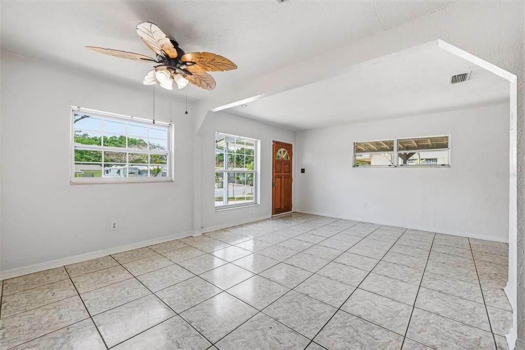 Active With Contract: $249,900 (2 beds, 1 baths, 816 Square Feet)