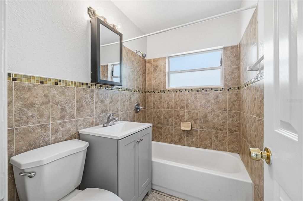 Active With Contract: $249,900 (2 beds, 1 baths, 816 Square Feet)