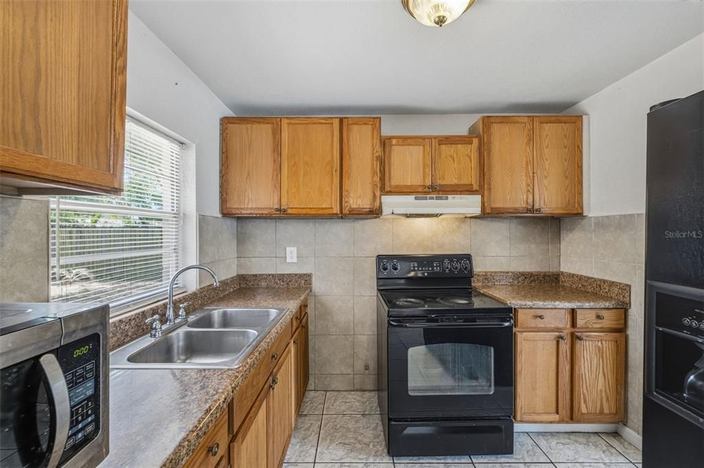 Active With Contract: $249,900 (2 beds, 1 baths, 816 Square Feet)