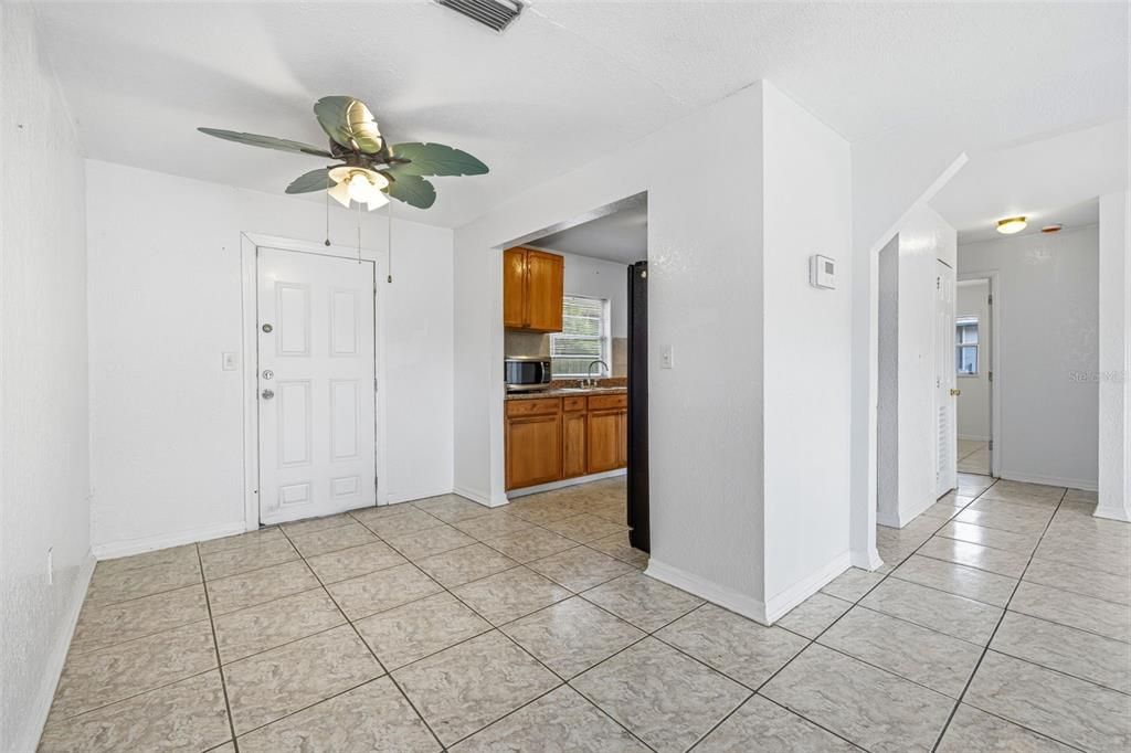 Active With Contract: $249,900 (2 beds, 1 baths, 816 Square Feet)