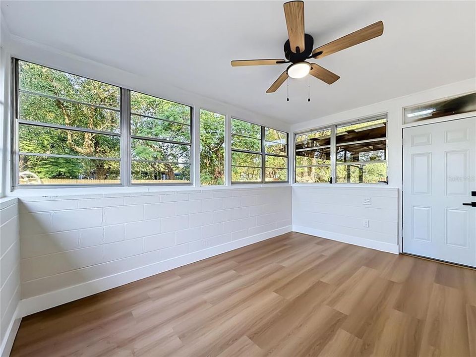 Activo con contrato: $429,900 (4 camas, 2 baños, 1585 Pies cuadrados)