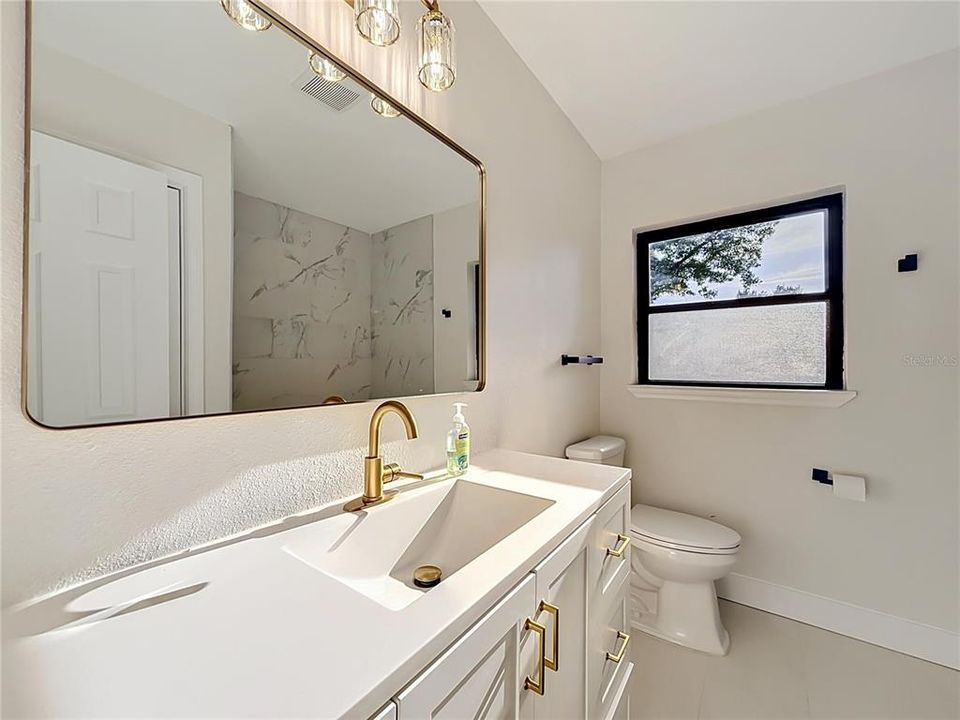 Activo con contrato: $429,900 (4 camas, 2 baños, 1585 Pies cuadrados)