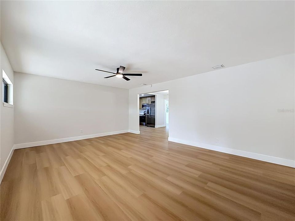 Activo con contrato: $429,900 (4 camas, 2 baños, 1585 Pies cuadrados)