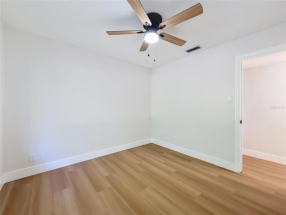 Activo con contrato: $429,900 (4 camas, 2 baños, 1585 Pies cuadrados)