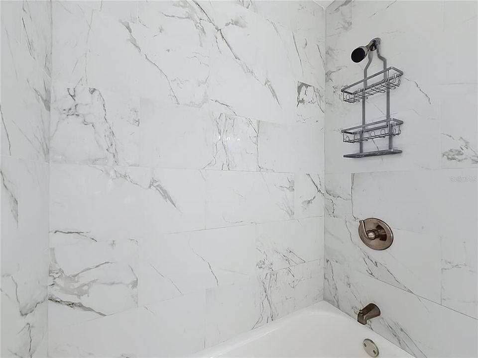 Activo con contrato: $429,900 (4 camas, 2 baños, 1585 Pies cuadrados)